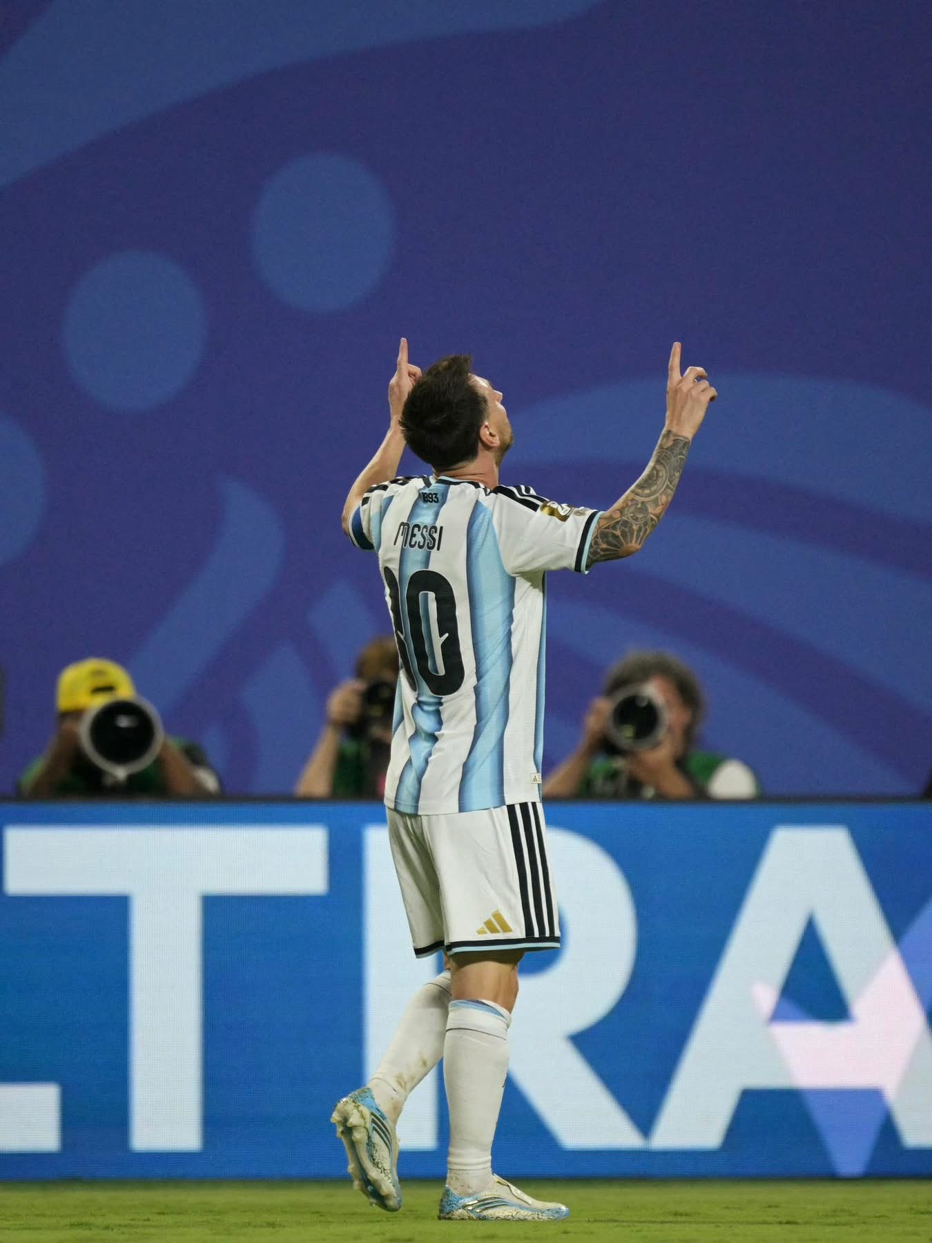 Immense MESSI